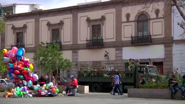Morelia Michoacn Mexiko Januari 2011 Kvinna Street Säljare Säljer Ballonger — Stockvideo