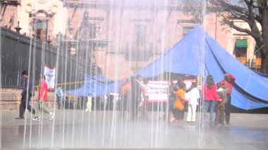 Morelia, Michoacn / Meksika - 21 Ocak 2011: Yerdeki Su Jetleri Arasında Eğlenen Heyecanlı Çocuklar