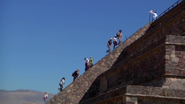 Michoacn Ocampo Mexico 2011 Tourists Climbing Stairs Walking Pyramid Feathered — 비디오