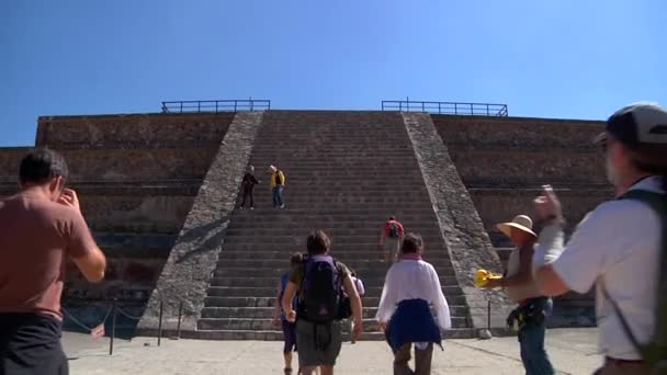 ミチョン オカンポ メキシコ 11月27日 階段を登り 羽のヘビのピラミッドを歩く観光客 — ストック動画