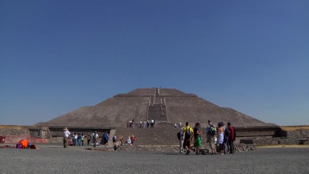 ミチョン オカンポ メキシコ 11月27日2011 Teotihuacan メキシコ考古学複合体 風化蛇のピラミッドは巨大な階段と階段を持っています — ストック動画