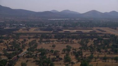 Michoacn de Ocampo / Mexico; 27 Kasım 2011: Teotihuacan, Meksika Arkeolojik Kompleksi, Tüylü Yılanın Piramidi, Turistlerin Sabahları Ziyaret Ettiği Dev Basamaklar ve Merdivenlere sahiptir.