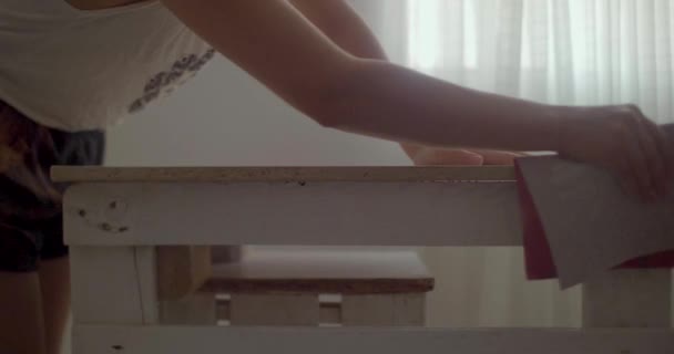 若いラティーナは木製のパレットで建てられたテーブルを立っている — ストック動画
