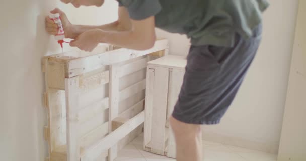 Junger Blonder Kaukasier Mit Einem Mann Brötchen Klebt Kleber Auf — Stockvideo