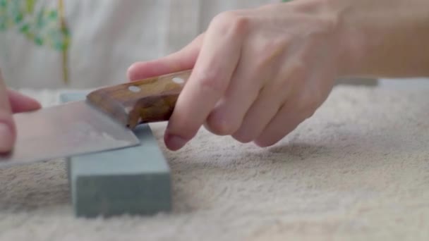 Рука Белого Человека Затачивает Кухонный Нож Прямоугольном Камне Белом Фоне — стоковое видео