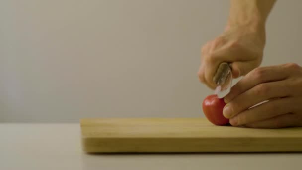 Kaukaska Ręka Człowieka Jest Cięcia Pieprzu Aji Nożem Kuchennym Desce — Wideo stockowe