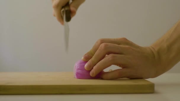Blanke Man Hand Het Snijden Van Een Met Een Keukenmes — Stockvideo