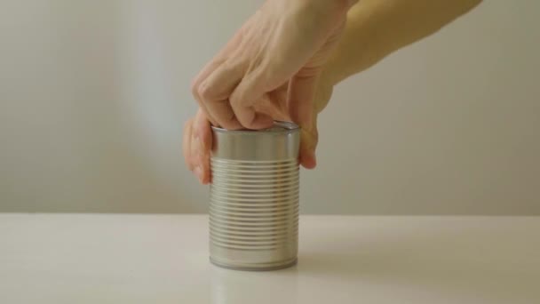 Homme Caucasien Ouverture Argent Peut Sur Une Table Blanche — Video