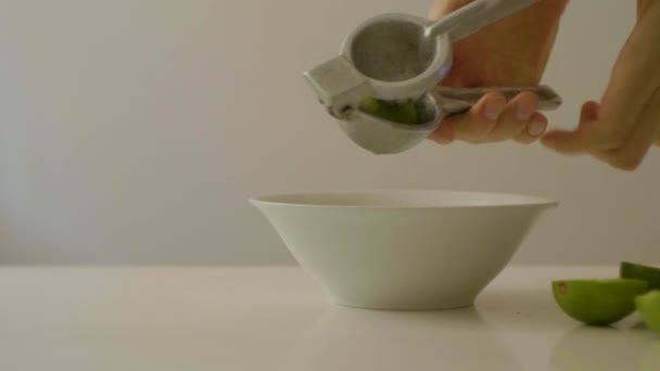 白种人的手正在把柠檬挤进白碗里 — 图库视频影像