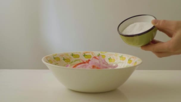 Man Puts Salt Stirs Ceviche Dish Com Uma Colher Madeira — Vídeo de Stock