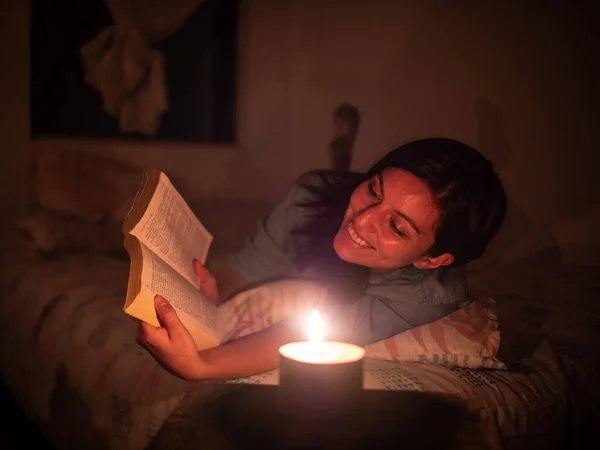 Joven Hispana Lee Libro Acostada Una Cama Sobre Patrón Almohada — Foto de Stock