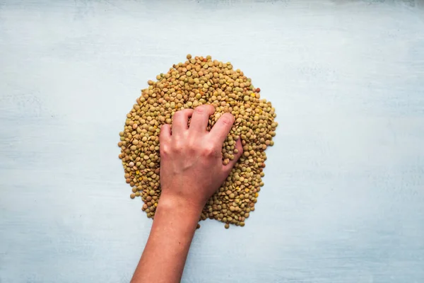 Mano Mujer Sosteniendo Puñado Guisantes Sobre Fondo Blanco — Foto de Stock