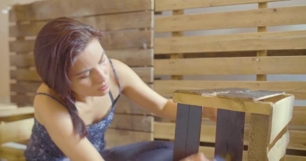 히스패닉 여성이 팔레트 배경이 상자에 그림을 그린다 — 비디오