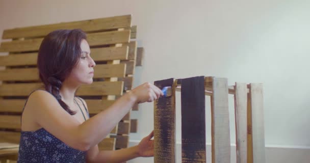 Ung Latinamerikansk Kvinna Klädd Mörka Kläder Målar Trälåda Svart Med — Stockvideo