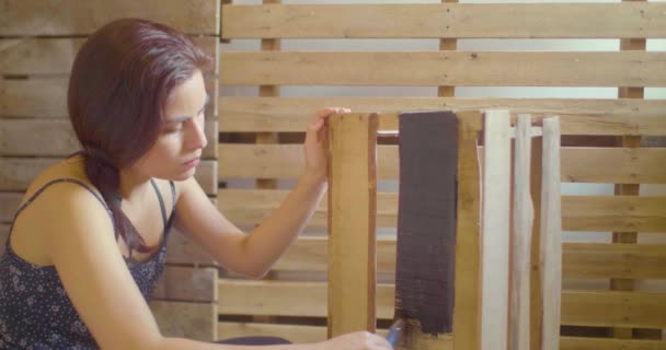 Mulher Hispânica Jovem Vestida Com Roupas Escuras Pinta Uma Caixa — Vídeo de Stock
