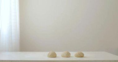 Üç Un Dough Beyaz Masada Dinleniyor 