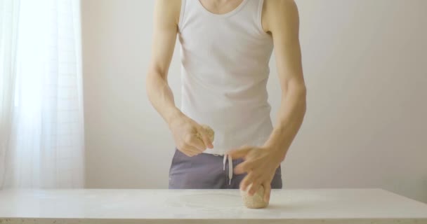 Homem Caucasiano Amassando Dividindo Uma Massa Farinha Três Fundo Branco — Vídeo de Stock