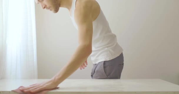 Blanke Man Die Een Witte Tafel Schoonmaakt Medellin Antioquia Colombië — Stockvideo