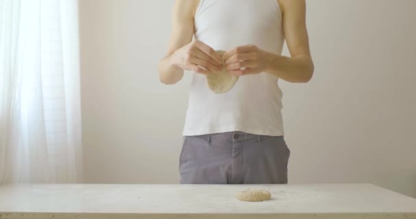 Homme Caucasien Pétrissage Aplatissement Une Farine Pâte Sur Fond Blanc — Video