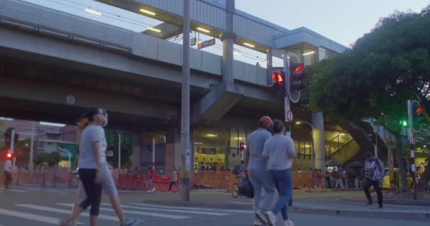 Medellin Antiokvia Kolumbie Srpna 2020 Lidé Přecházejí Křižovatce Křižovatce — Stock video