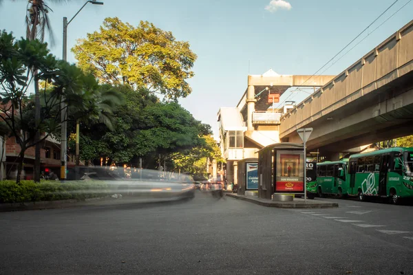 Medellín Antioquia Colômbia Agosto 2020 Carros Transeuntes Andando Rápido Pelas — Fotografia de Stock