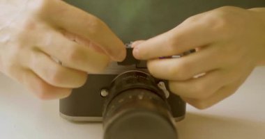 Medellin, Antioquia / Kolombiya - 6 Ağustos 2020: Beyaz Adam Eski Kameranın Mührü Üzerine Siyah Kaset Koyuyor 