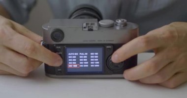 Beyaz Masa Üzerinde Beyaz Adam Eski Kameradan Seçenekler Gösteriyor 
