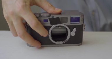 Kafkas Adam Beyaz Masa 'da Eski Kameraya Lens Bağcıklarını Değiştiriyor 