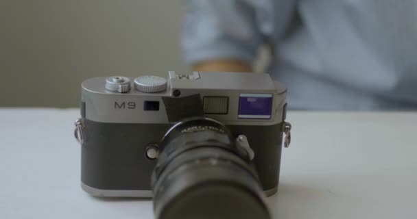 Καυκάσιος Άνδρας Καθαρίζει Vintage Old School Looking Range Finder Leica — Αρχείο Βίντεο