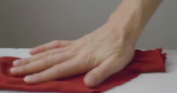 Homem Caucasiano Limpando Uma Mesa Branca Com Pedaço Pano Vermelho — Vídeo de Stock