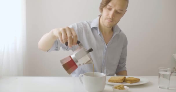 Блондин Подающий Кофе Чашке Разбрасывающий Арахисовое Масло Завтрак — стоковое видео