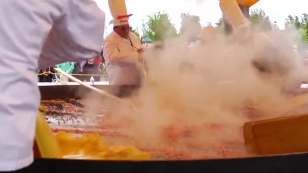 加拿大魁北克格兰比 2011年6月24日 大厨大厨中的老人在大厨大厨大厨大厨中与火腿煎 然后倒入黄色混合物 形成一个巨大的欧姆莱特 — 图库视频影像