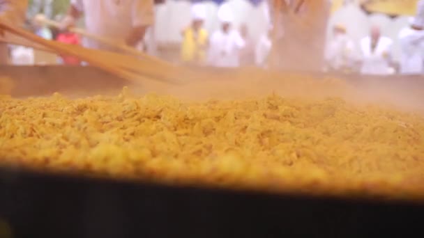 Kaşık Şeklinde Küreklerle Dev Bir Tavada Omlet Kızartıyorlar — Stok video