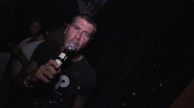 Saint-Jean-Baptiste, Quebec / Kanada - 23 Eylül 2011: Music Program Sunucusu Yavaş Çekimde Bir Gece Kulübü içindeki Kamerada Mikrofona Konuşuyor