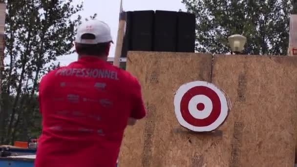 Senneterre Quebec Canadá Julio 2011 Hombre Caucásico Lanza Hacha Tablero — Vídeo de stock