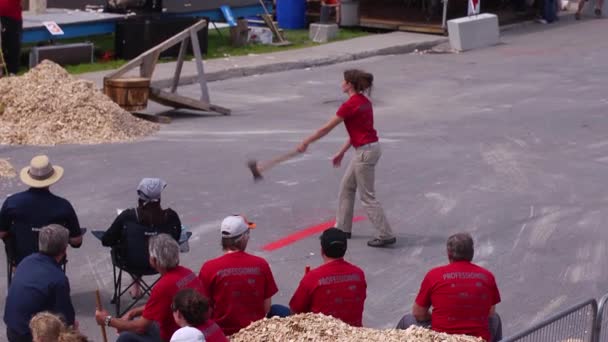 Senneterre Quebec Canada Juli 2011 Kaukasiska Unga Kvinna Kastar Yxa — Stockvideo