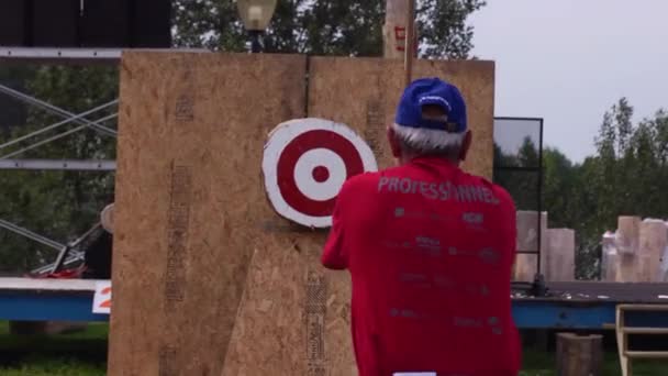 Senneterre Quebec Canada 2011 Caucasian Old Man Throws Axe Target — 비디오
