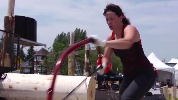 Senneterre Quebec Canadá Julio 2011 Mujer Caucásica Corta Tronco Grande — Vídeo de stock