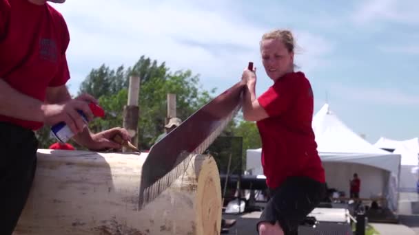 Senneterre Quebec Kanada Juli 2011 Kaukasierin Schneidet Mit Einer Großen — Stockvideo