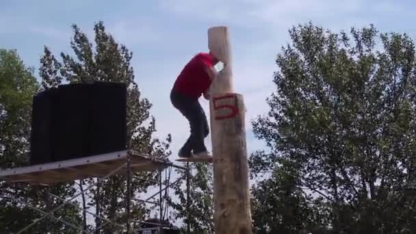 Senneterre Quebec Canadá Julio 2011 Caucasian Man Standing Suspended Wooden — Vídeos de Stock