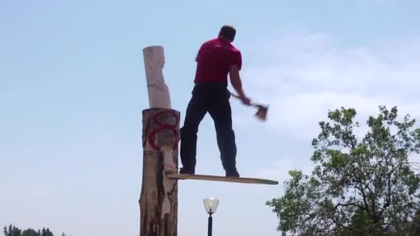 Senneterre Quebec Canadá Julio 2011 Caucasian Man Standing Suspended Wooden — Vídeos de Stock