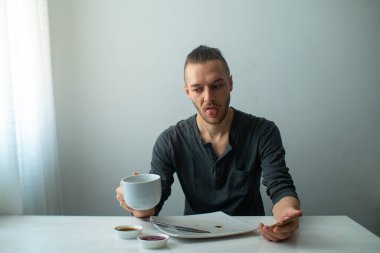 Sarışın Kafkas Adam, telefonuna bakıp Beyaz Masa 'da Kahve İçtikten sonra İğrendi.