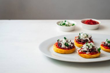 Picadita olarak da bilinen Sopes, Meksika 'nın orta ve güney kesimlerinde yetişen geleneksel Meksika yemeği.