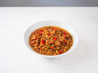 Vejetaryen Hint Yemeği: Beyaz arka planda sebzeli Lentil Dal Güveç Kasesi