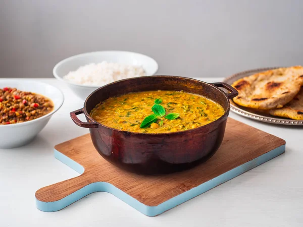 Vegetáriánus Vegán Indiai Csicseriborsó Spenót Curry Fehér Rizs Lencse Dhal — Stock Fotó