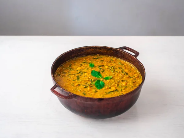 Vegetáriánus Vegán Indiai Ételek Csicseriborsó Spenót Curry Pot Fehér Alapon — Stock Fotó