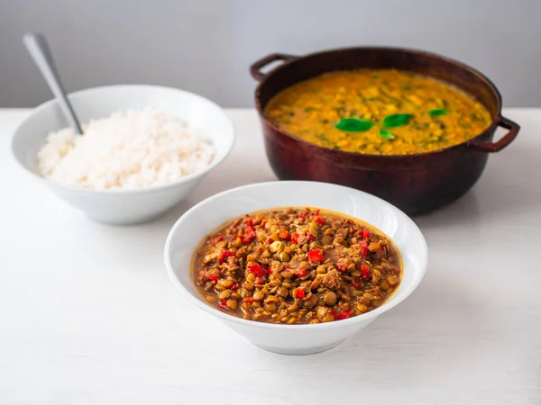 Vegetáriánus Vegán Indiai Svédasztalos Csirke Borsó Spenót Curry Fehér Rizs — Stock Fotó