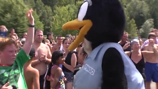 加拿大魁北克圣索维尔 2011年7月16日 伪装成企鹅的人跳向人群 — 图库视频影像
