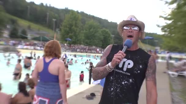 Saint Sauveur Quebec Canadá Agosto 2011 Hombre Con Sombrero Paja — Vídeo de stock