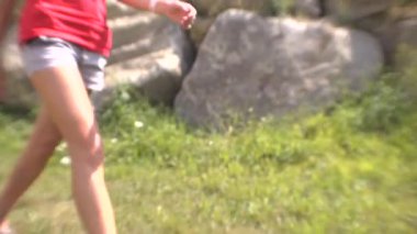 Saint-Sauveur, Quebec / Kanada - 6 Ağustos 2011: Yavaş Çekimde Kızıl Saçlı Kız